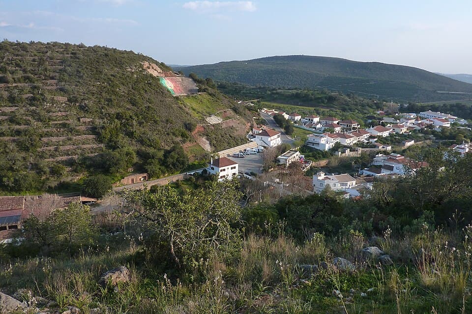 Casas brancas e paisagem rural de Alte, no concelho de Loulé