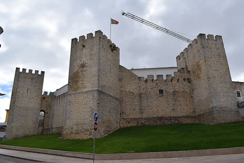 Muralhas e torres do Castelo de Loulé