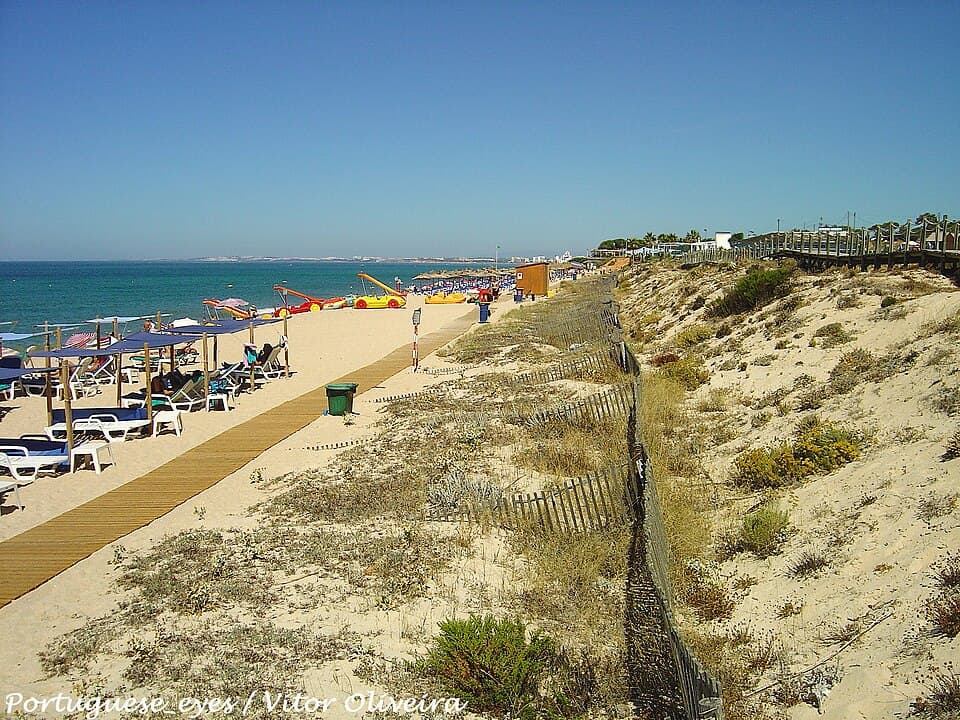 Areal, dunas e passadiço da Praia do Garrão, em Loulé