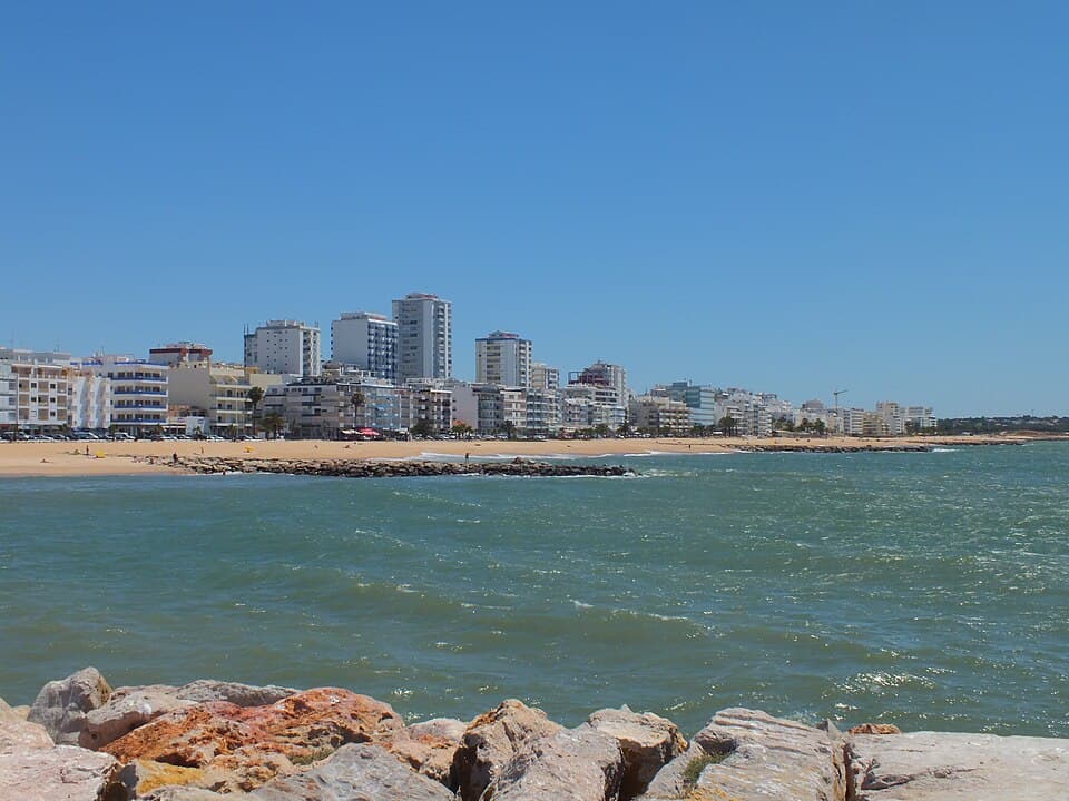 Praia e frente marítima de Quarteira, no concelho de Loulé
