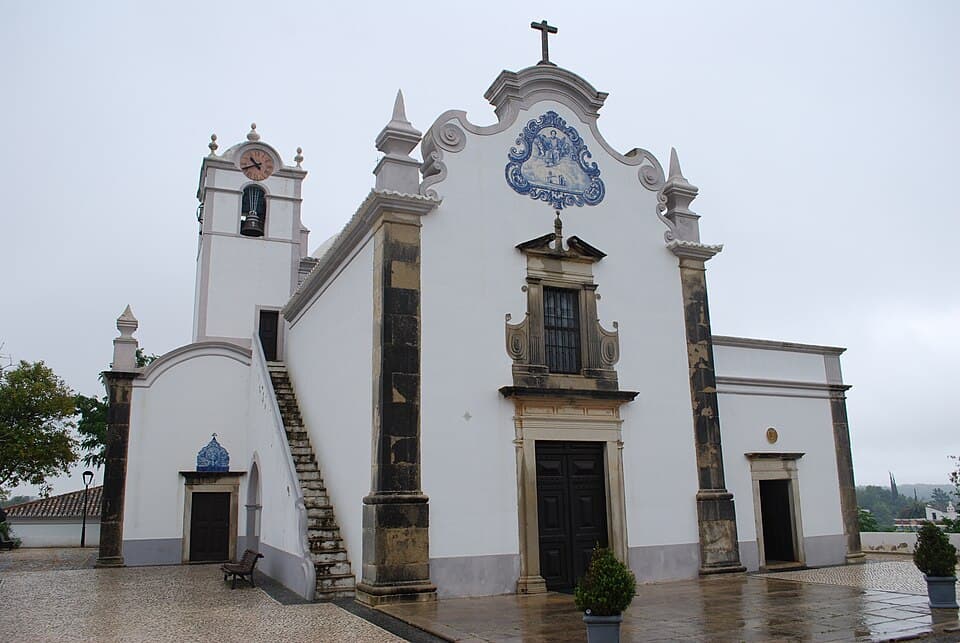 Fachada principal da Igreja de São Lourenço de Almancil