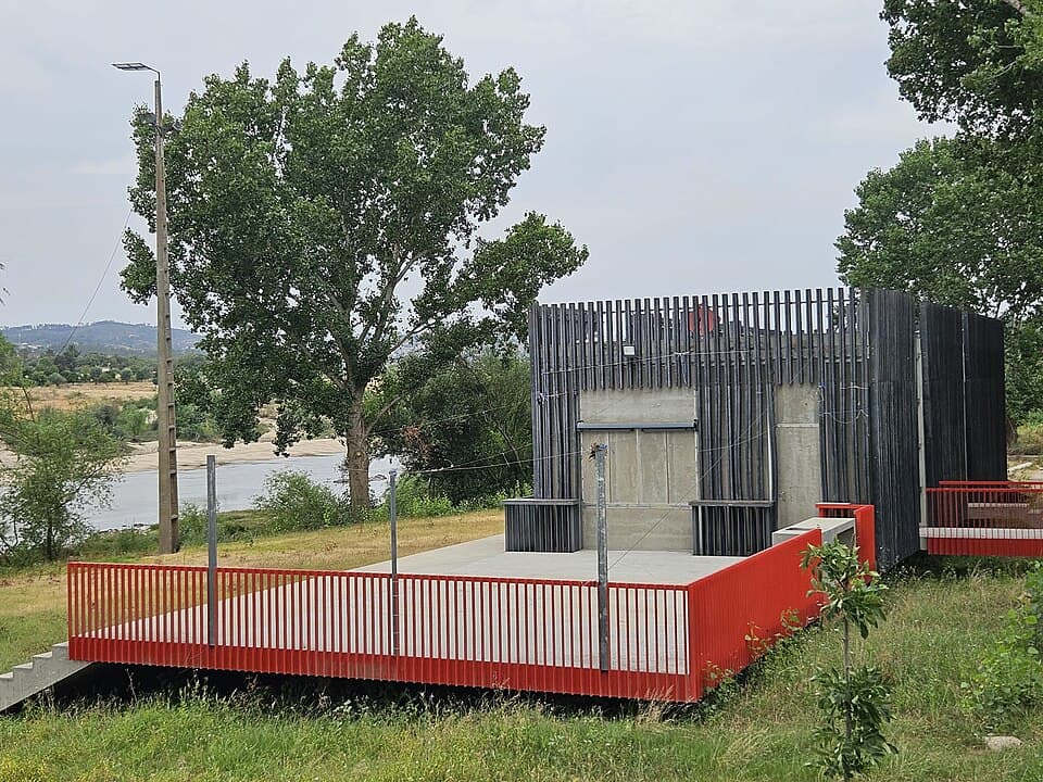 Edifício e passadiço da Estação de Canoagem de Alvega junto ao Tejo