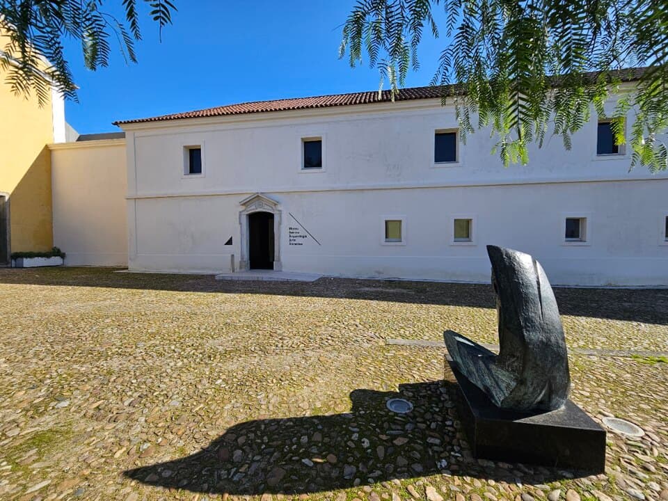 Fachada do MIAA no antigo Convento de São Domingos, em Abrantes