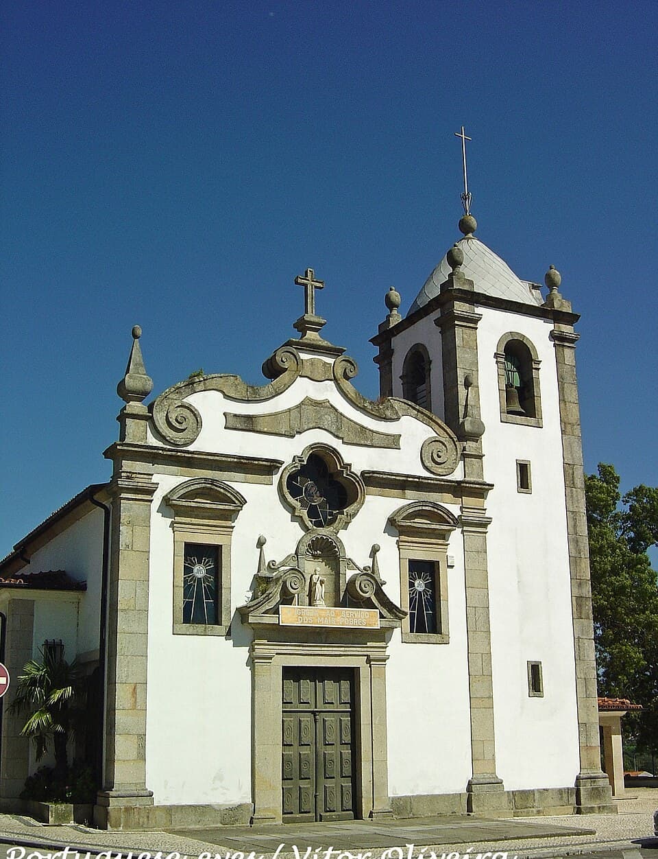 Fachada branca e torre sineira da Igreja Matriz de Águeda
