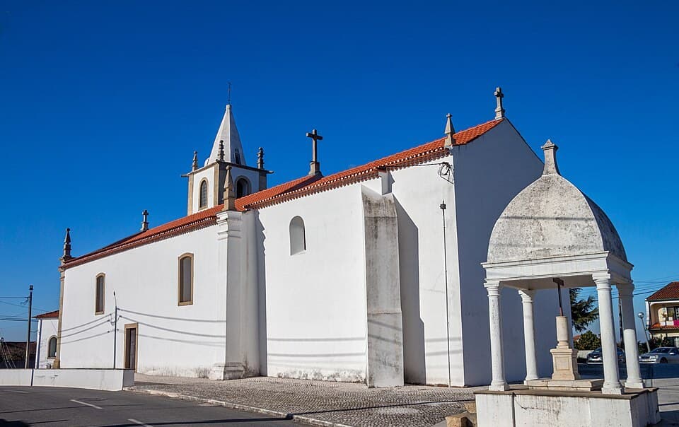 Igreja de São Salvador e templete do adro na Trofa do Vouga