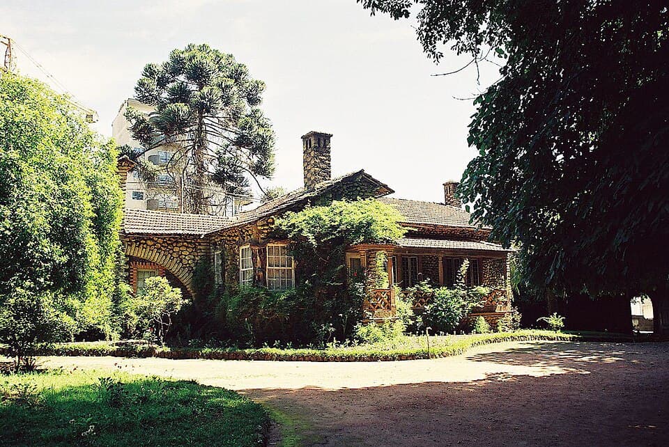 Casa de pedra e jardim arborizado no Parque de Alta Vila, em Águeda