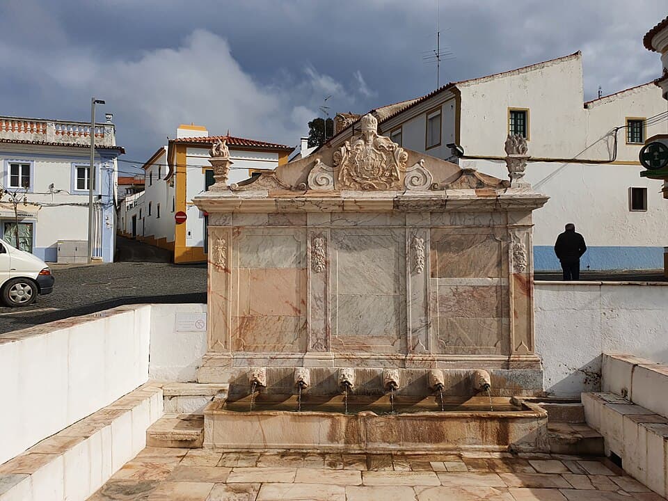 Fonte das Seis Bicas em mármore na Praça da República do Alandroal