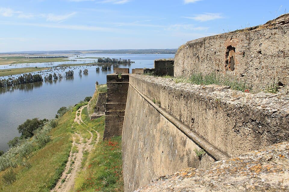 Muralhas da Fortaleza de Juromenha sobre o rio Guadiana