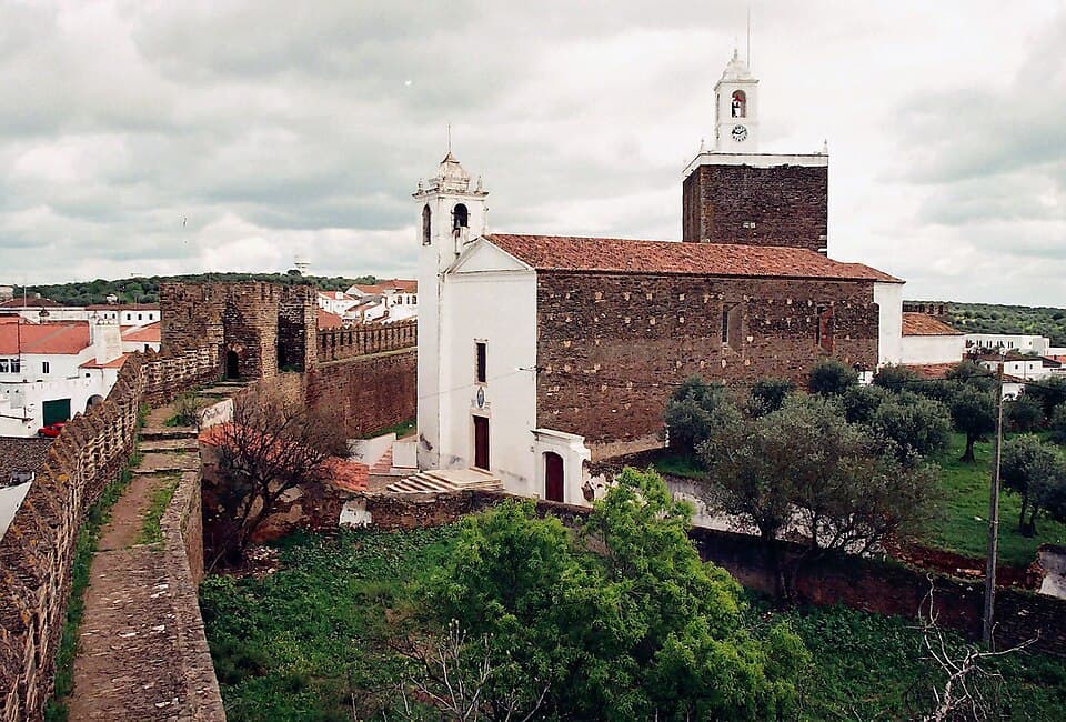 Castelo e Igreja Matriz do Alandroal vistos sobre o casario da vila