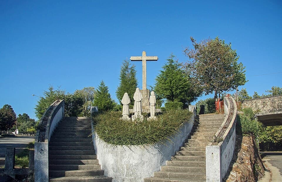 Escadarias e cruz do Santuário de Nossa Senhora do Socorro, em Albergaria-a-Velha