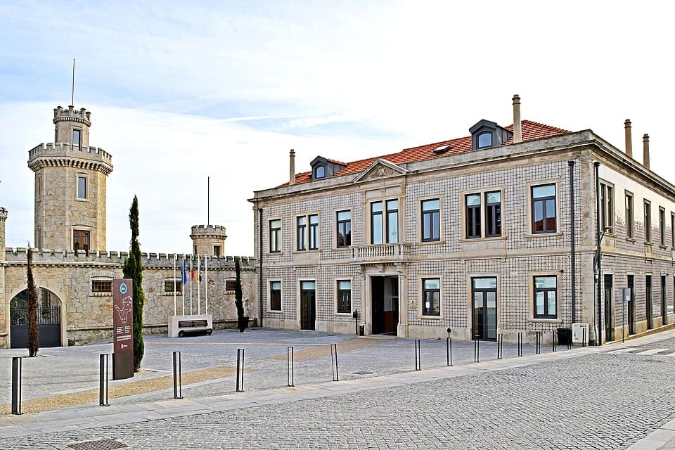 Palacete revestido a azulejo e torre do Castelo da Boa Vista