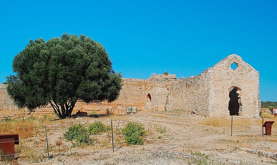 Muralhas e ruínas do Castelo de Paderne, em Albufeira