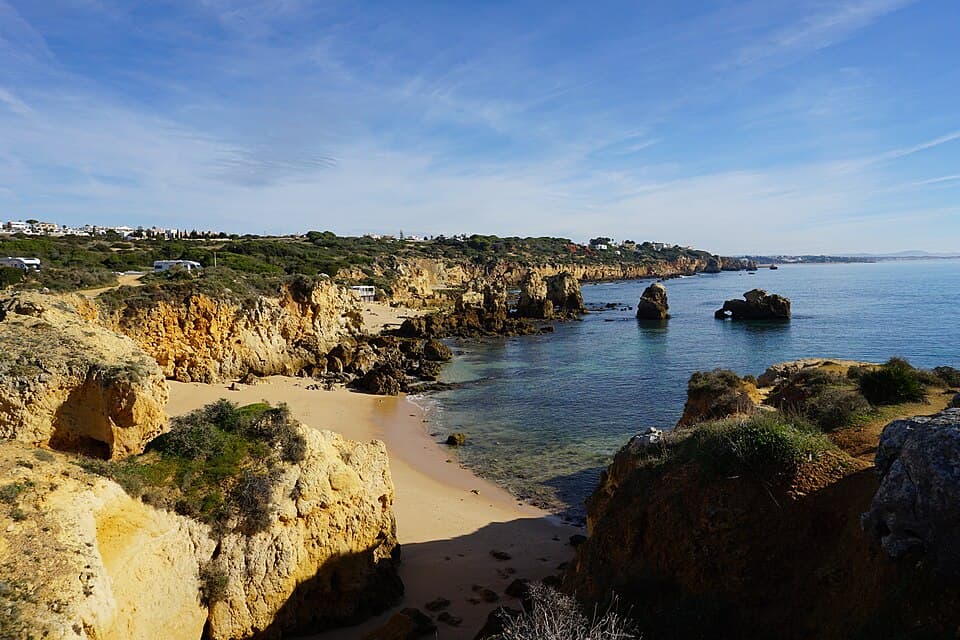 Arribas e areal da Praia de São Rafael, em Albufeira