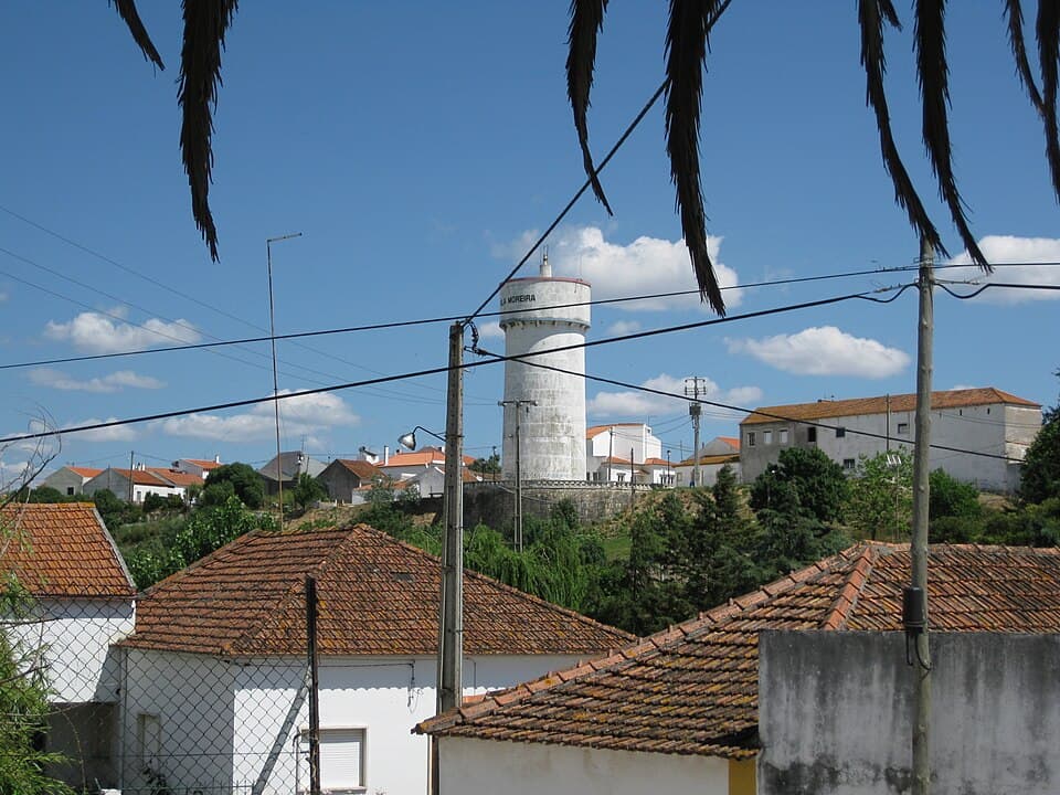 Depósito de água elevado entre o casario de Vila Moreira