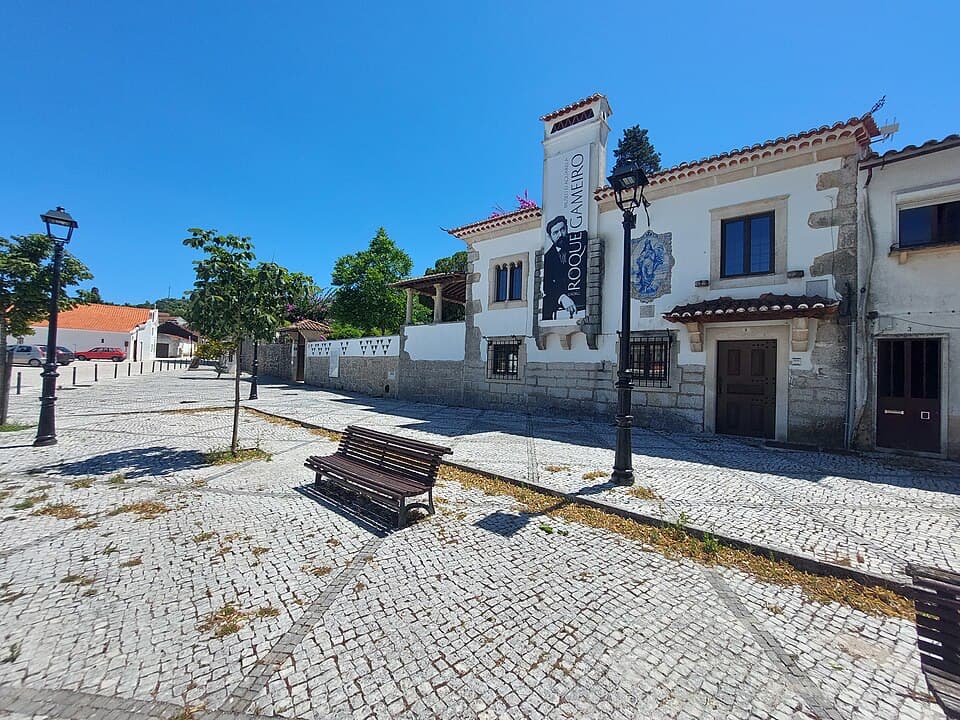 Fachada da Casa dos Açores, atual Museu de Aguarela Roque Gameiro, em Minde