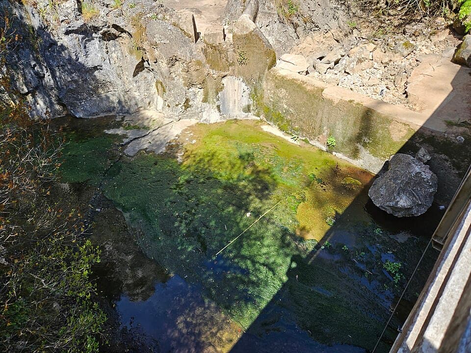 Água e rocha calcária na nascente dos Olhos d’Água do Alviela