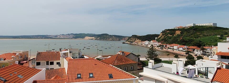 Baía de São Martinho do Porto vista sobre os telhados da vila