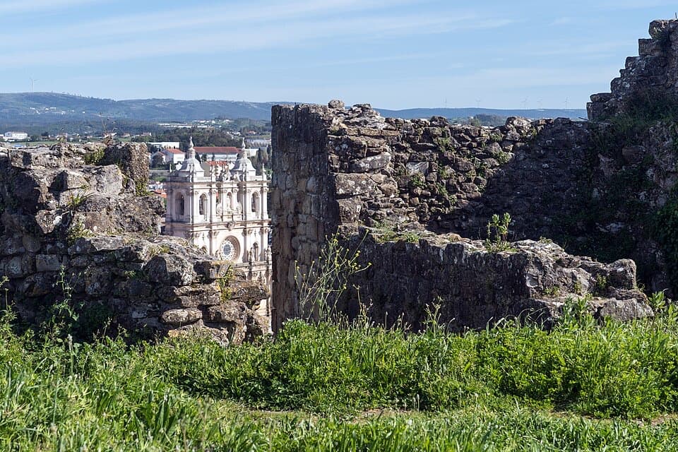 Ruínas do Castelo de Alcobaça com o mosteiro visível entre as muralhas