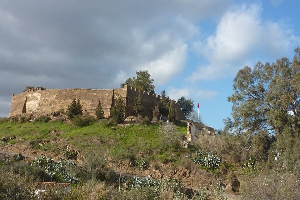 Muralhas do Castelo de Alcoutim no alto da vila