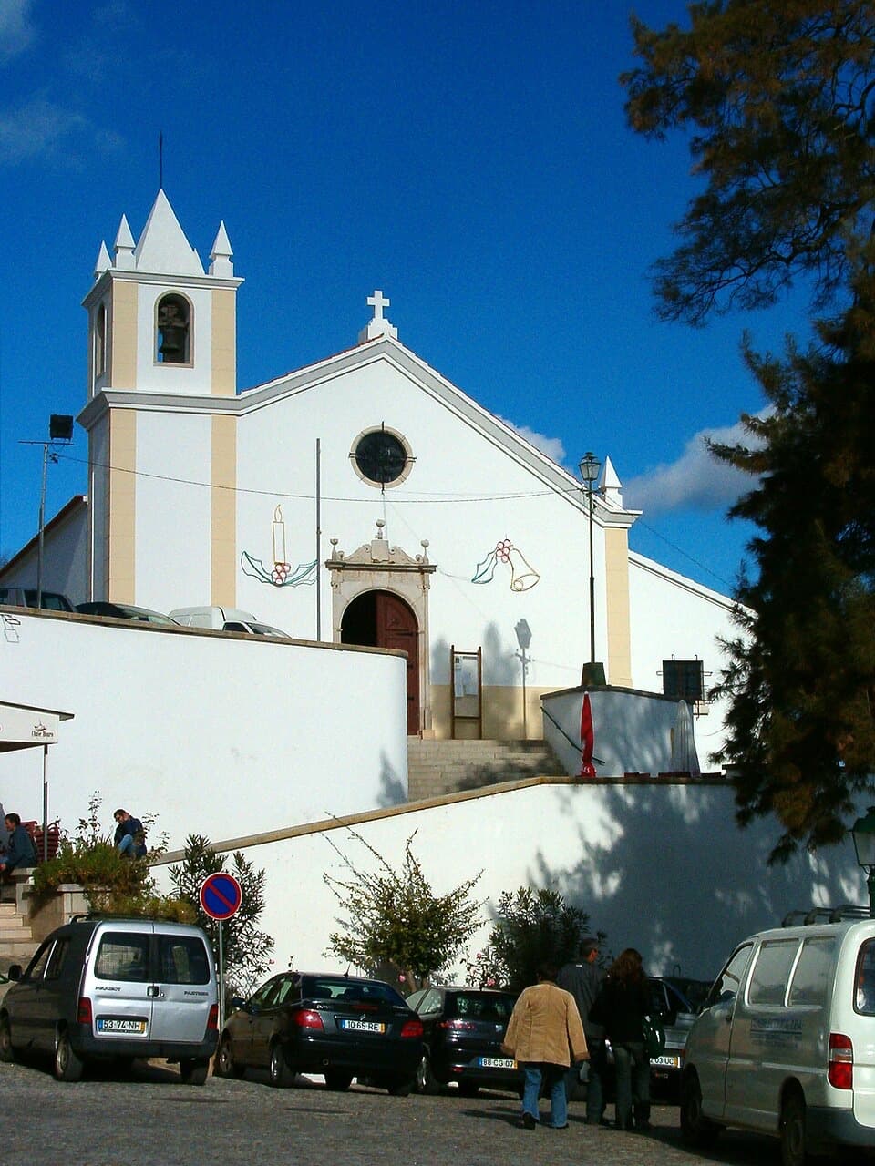 Fachada branca e torre sineira da Igreja Matriz de Alcoutim