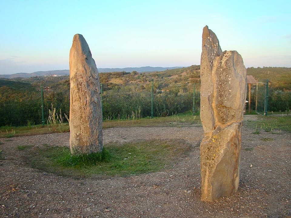 Dois menires de pedra no conjunto megalítico do Lavajo