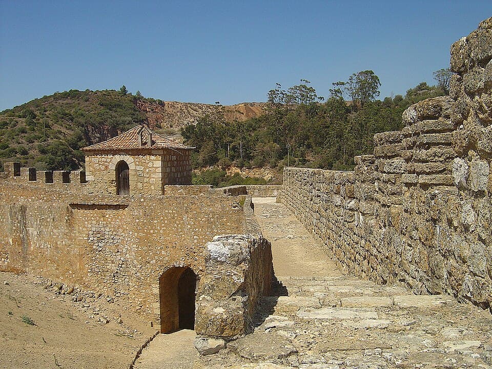 Muralhas, escadaria e pequena capela no Castelo de Alenquer