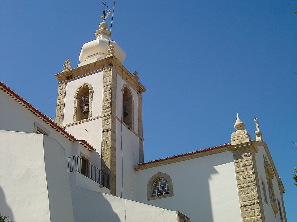 Torre e fachada branca do Convento de São Francisco de Alenquer