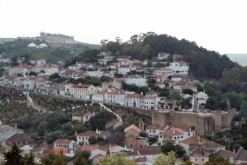 Casario de Alenquer distribuído pelas encostas junto ao castelo