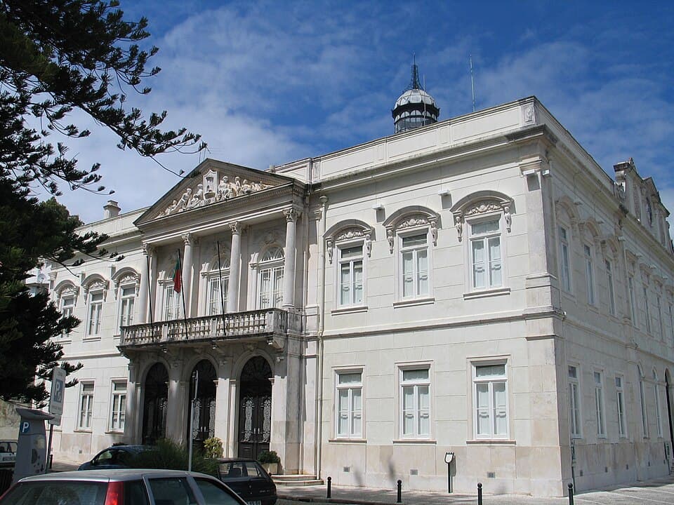 Fachada principal dos Paços do Concelho de Alenquer