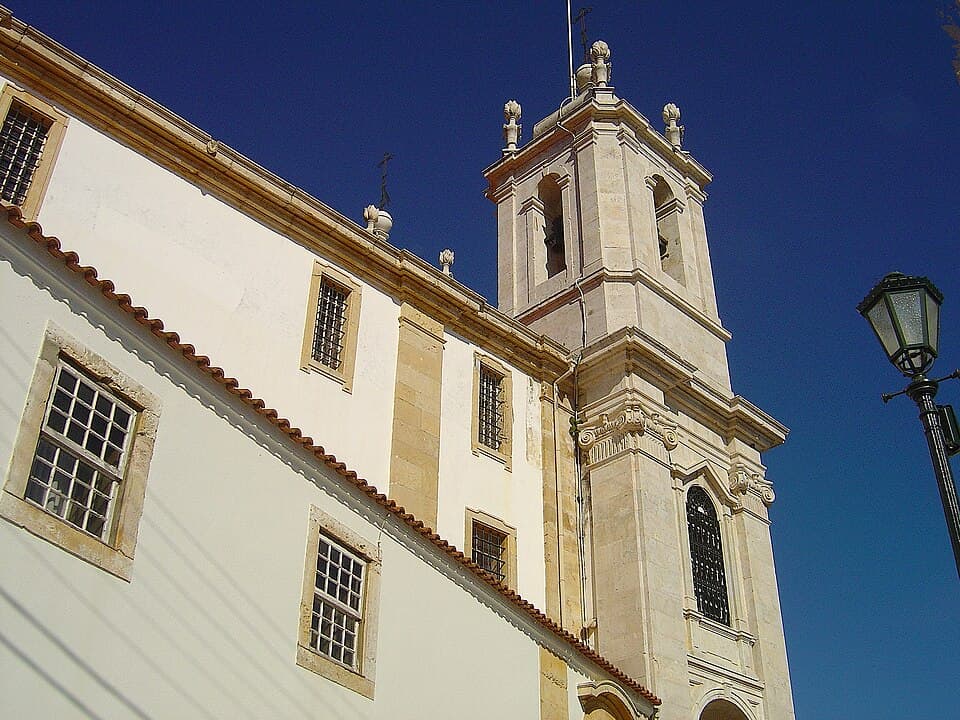 Pormenor lateral da fachada e torre da Igreja de Santa Quitéria de Meca