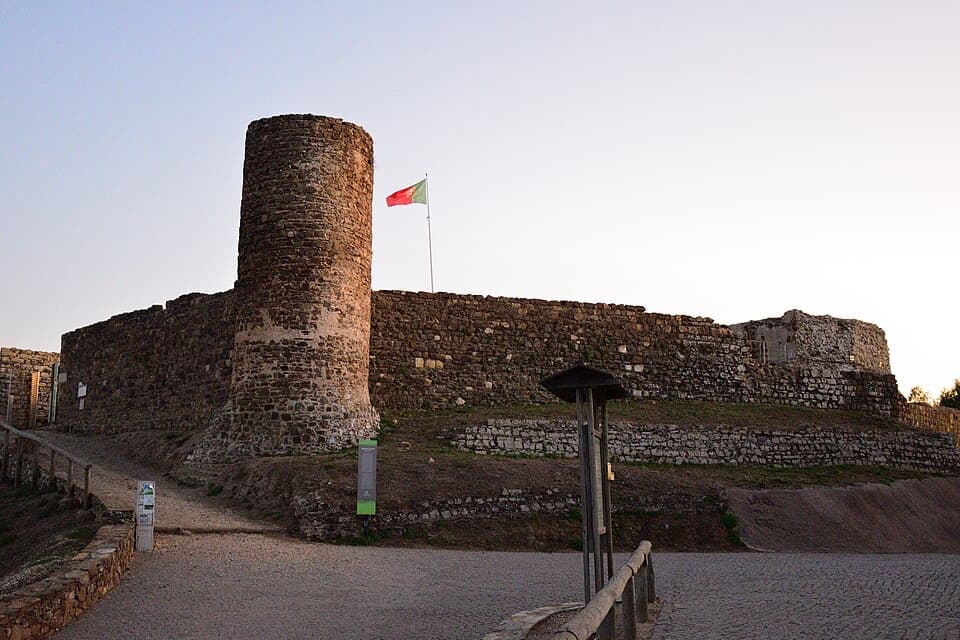 Torre circular e muralhas do Castelo de Aljezur