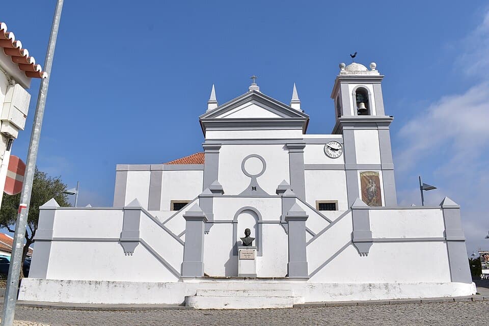Fachada e torre da Igreja Matriz de Nossa Senhora da Alva em Aljezur