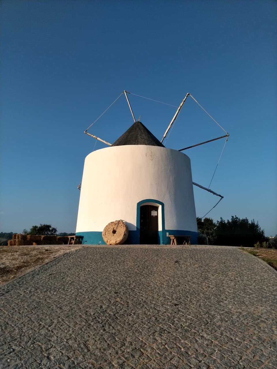 Moinho de vento branco no alto de Odeceixe