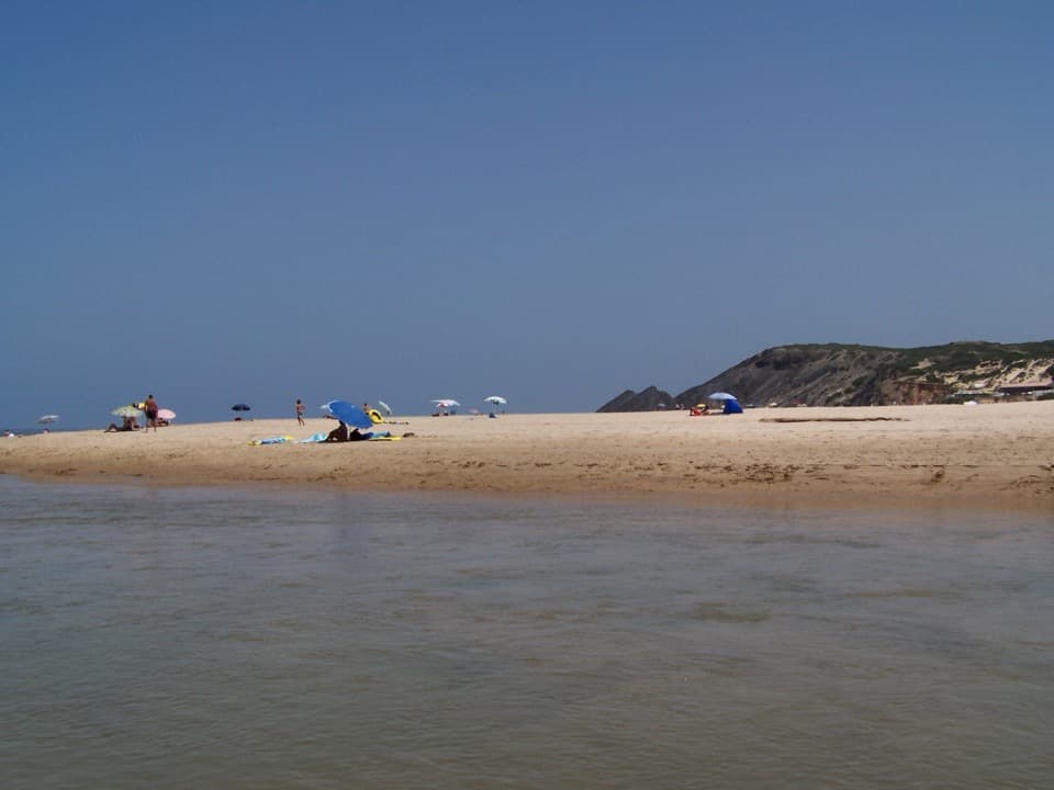 Areal e foz da ribeira na Praia da Amoreira