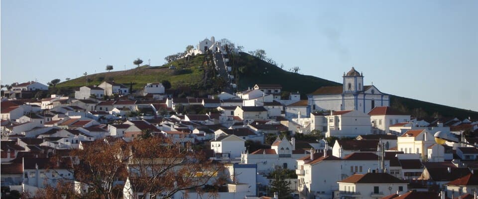 Casario de Aljustrel entre a Igreja Matriz e o cerro do santuário