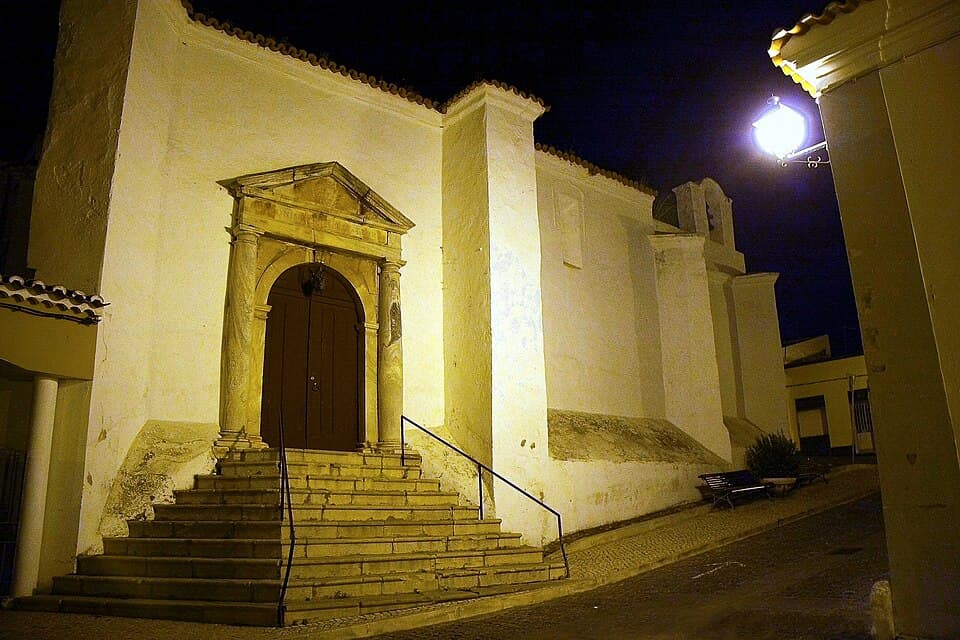 Portal e escadaria da Igreja da Misericórdia de Aljustrel