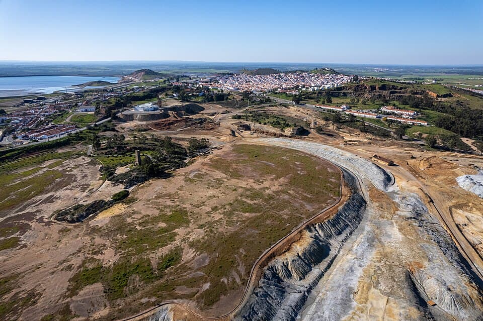 Paisagem mineira e vila de Aljustrel vistas do ar