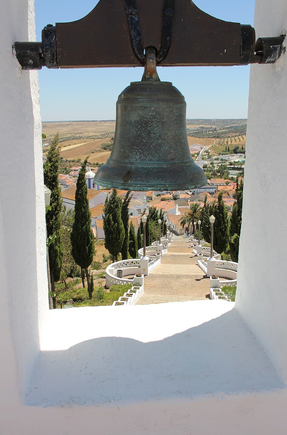 Escadaria e vista a partir do Santuário de Nossa Senhora do Castelo, em Aljustrel