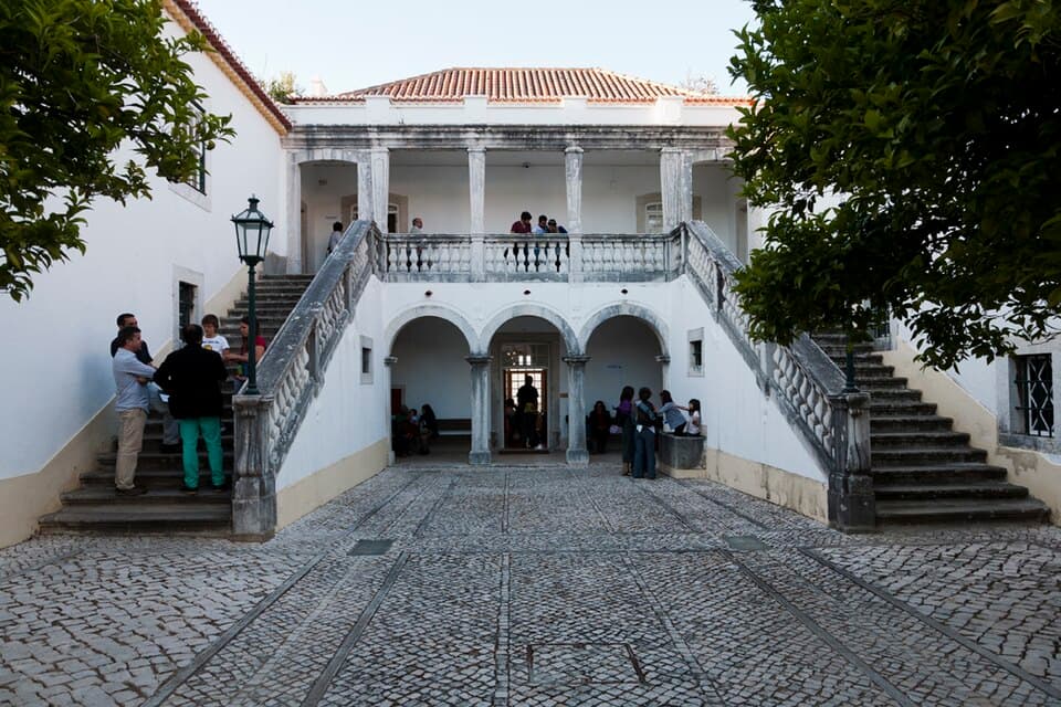 Pátio e escadaria da Casa da Cerca, em Almada