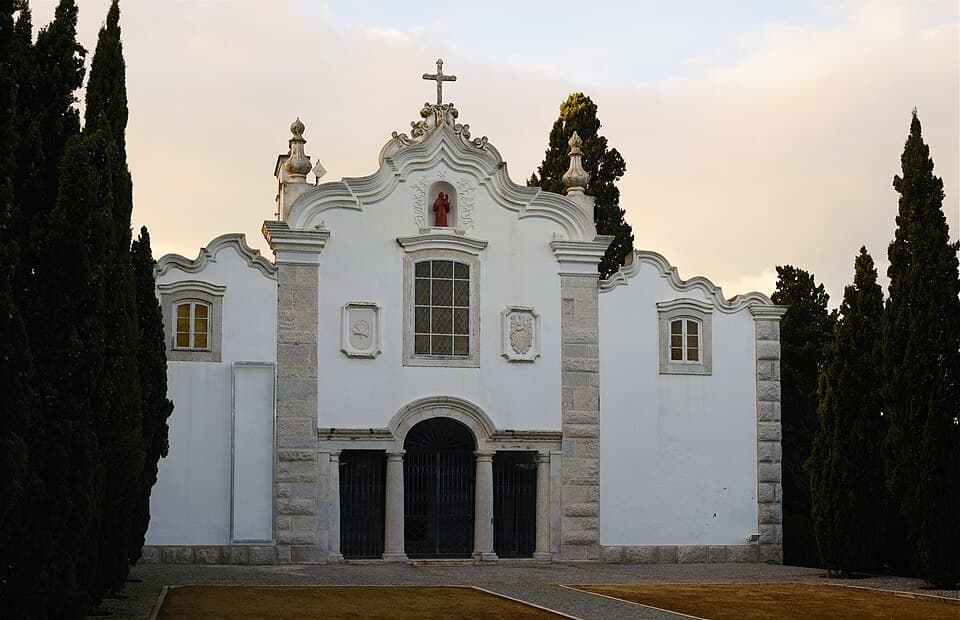 Fachada da igreja do Convento dos Capuchos, no concelho de Almada