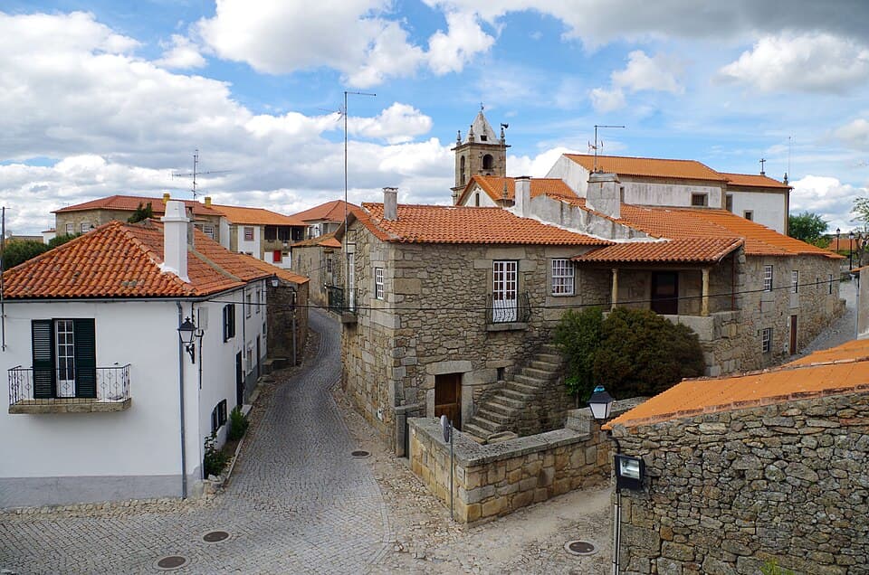Casas de pedra e torre da igreja no núcleo histórico de Castelo Bom
