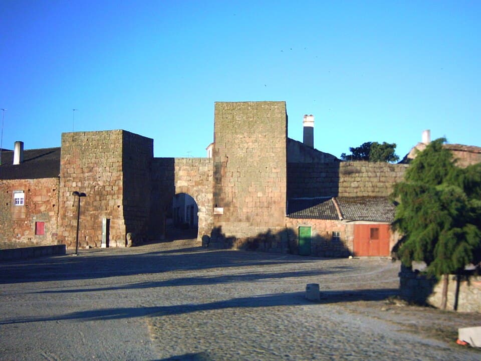 Porta fortificada e muralhas de Castelo Mendo