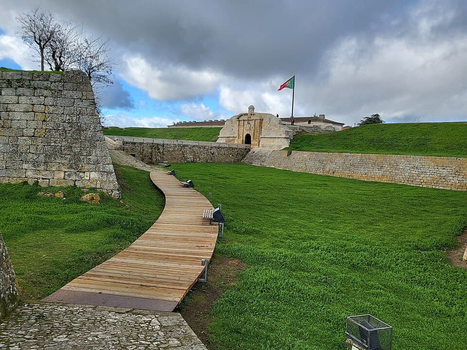 Muralhas e caminho de acesso à Praça-Forte de Almeida