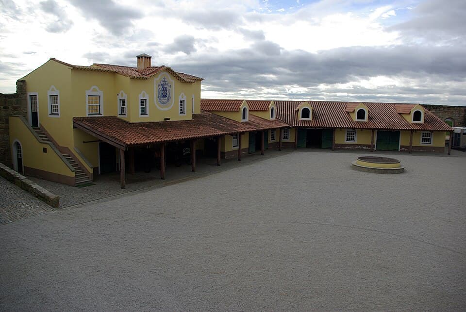 Pátio e edifícios do Picadeiro D’el Rey em Almeida