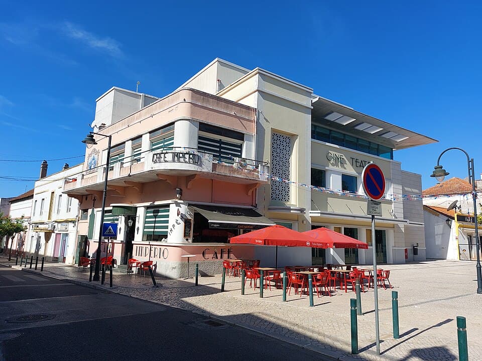 Fachada do Cine-Teatro de Almeirim