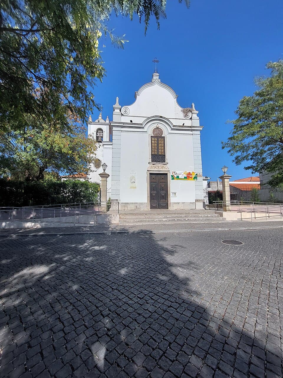 Igreja Matriz de São João Batista de Almeirim vista a partir do largo