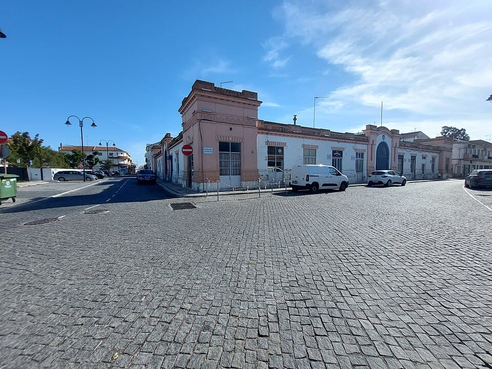 Fachada norte do Mercado Municipal de Almeirim