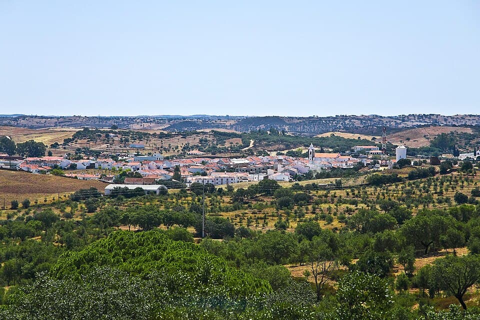 Vista panorâmica sobre a vila e a paisagem rural de Almodôvar