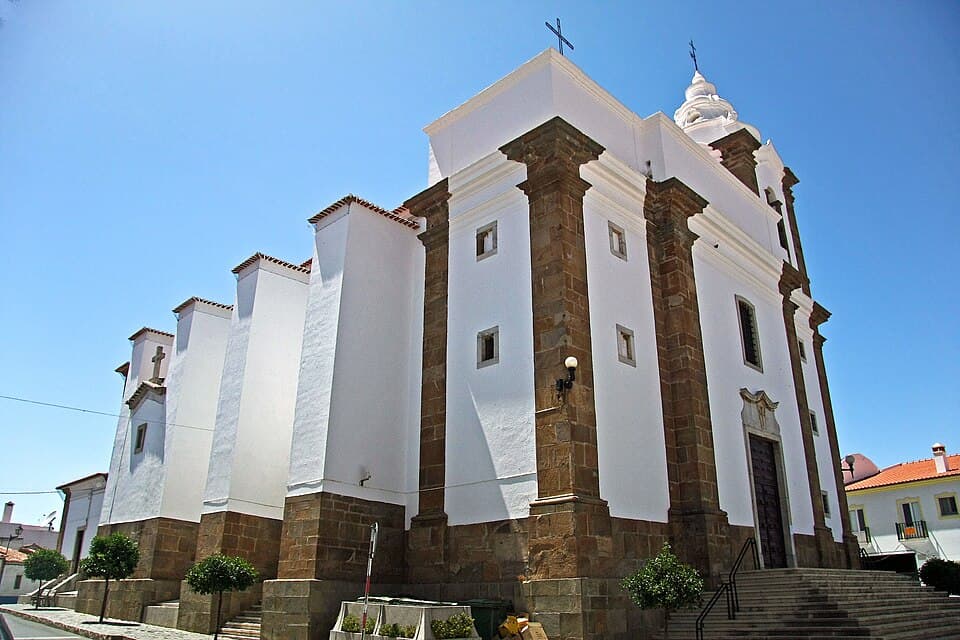 Fachada branca da Igreja Matriz de Santo Ildefonso, em Almodôvar