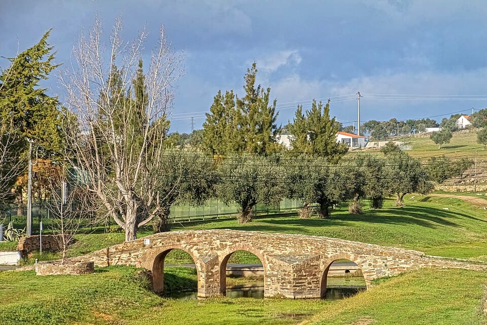 Ponte de pedra sobre a Ribeira de Cobres, em Almodôvar